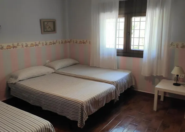 Chalet Con Piscina Privada, Natural Y Acogedor