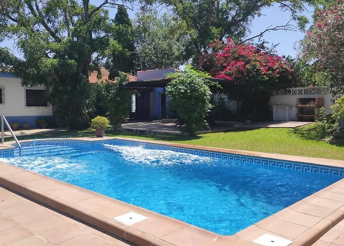 Chalet Con Piscina Privada, Natural Y Acogedor